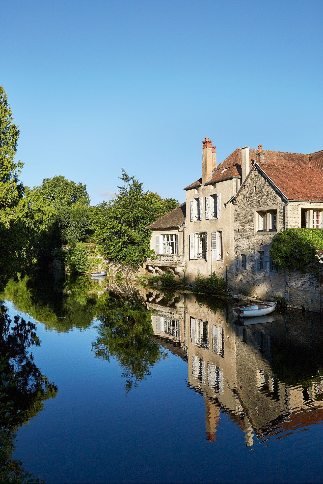 Image may contain Building Castle Architecture Moat Fort Water Outdoors and Ditch
