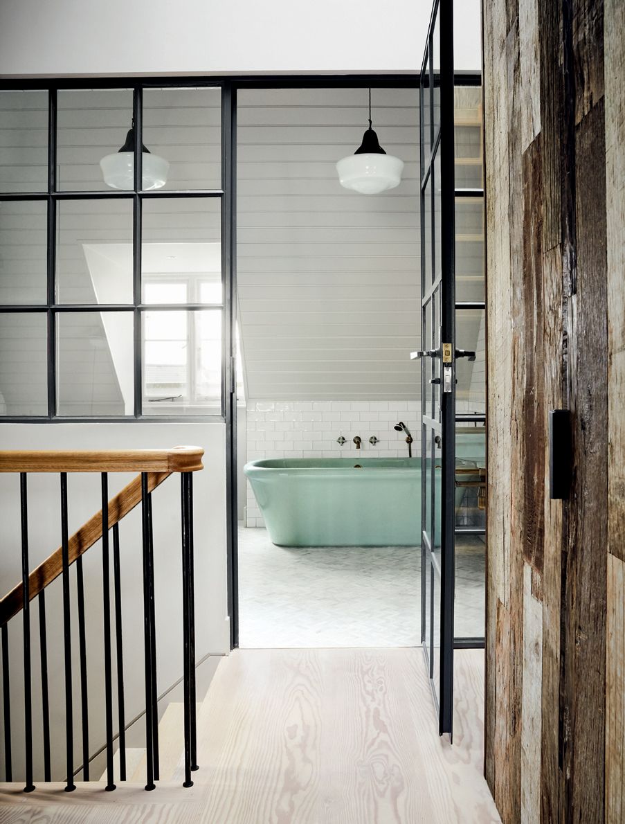 The antique bath and sink in the topfloor bathroom are from The Water Monopoly.