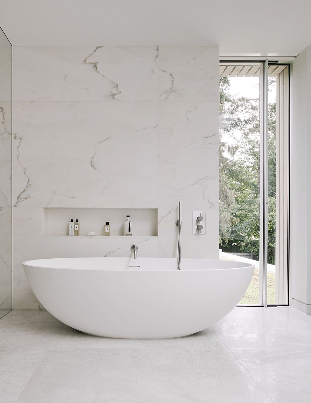 Image may contain Tub Bathtub Indoors and Room