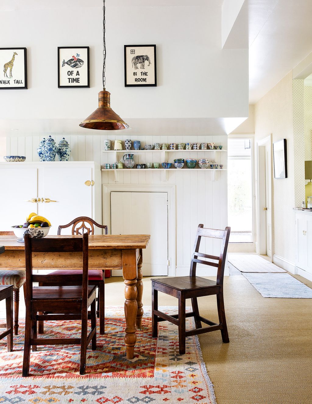 Simon had the fridge cabinet in the background custommade for the space.