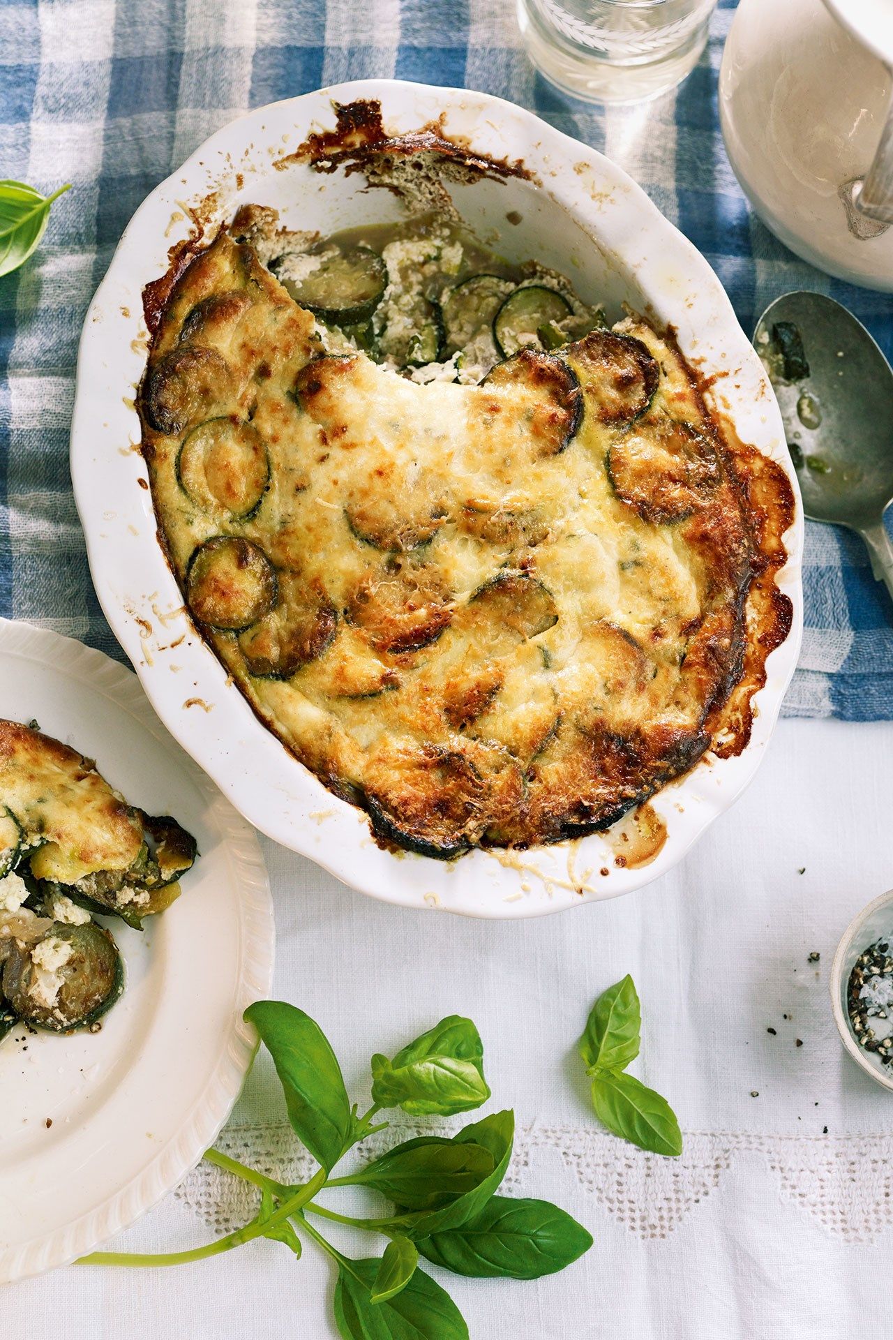 Vegetarian gratin recipe with courgette and ricotta and basil