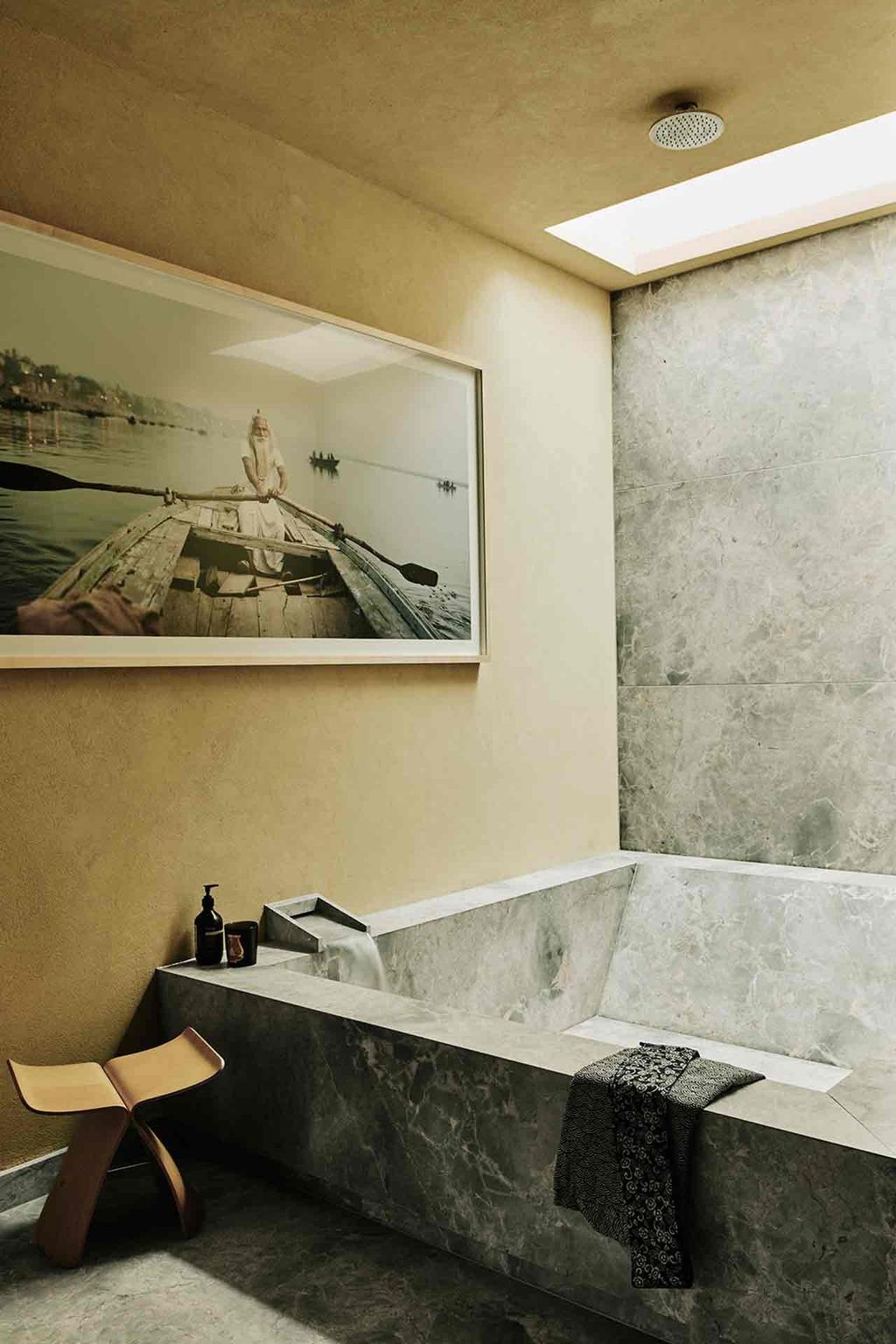 Image may contain Tub Interior Design Indoors Bathtub and Room