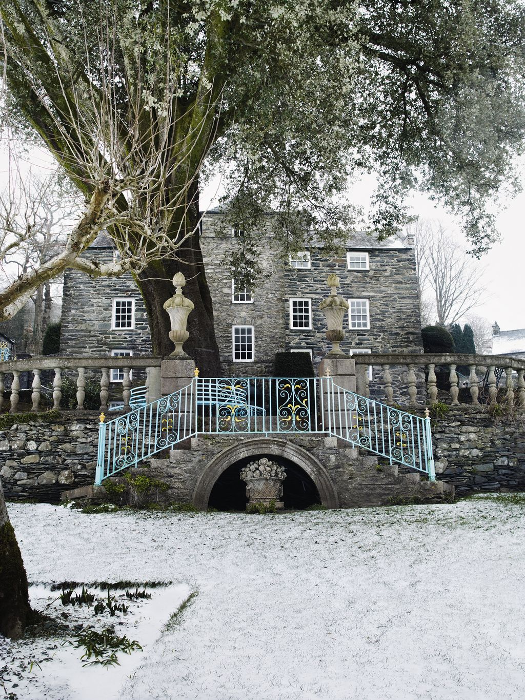 Image may contain Building Housing and Outdoors