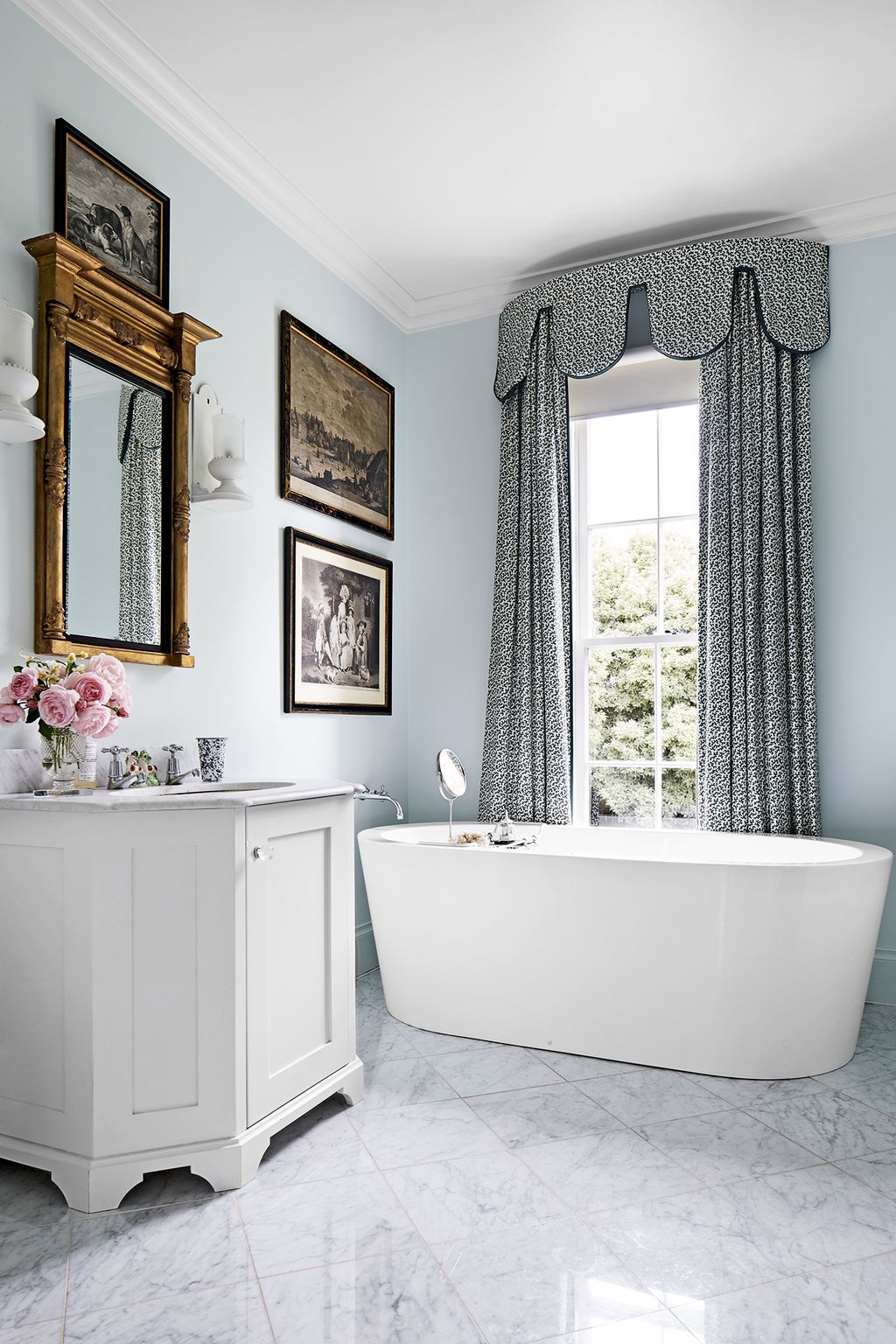 Image may contain Tub Bathtub Interior Design Indoors Room and Bathroom