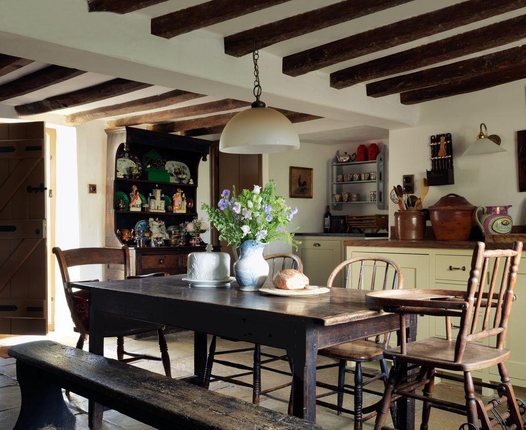 The kitchen units are painted in 'Farrow's Cream' also by Farrow Ball. Alexandra Tolstoy's antiquesdealer aunt Vicky...