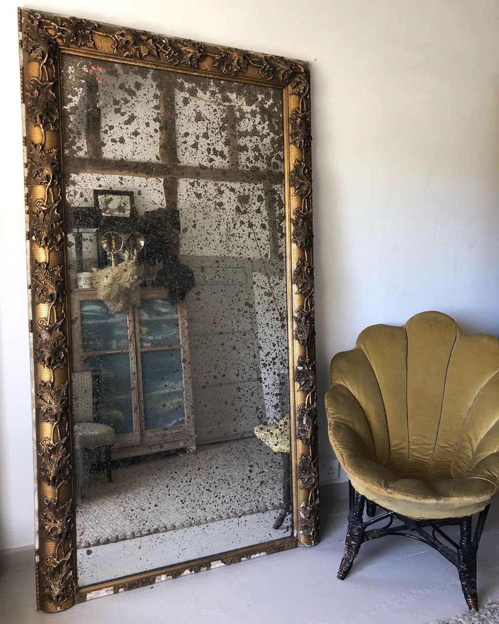 I was gutted when I saw I had missed out of a pair of shell and mercury mirror frames from here recently  definitely one...