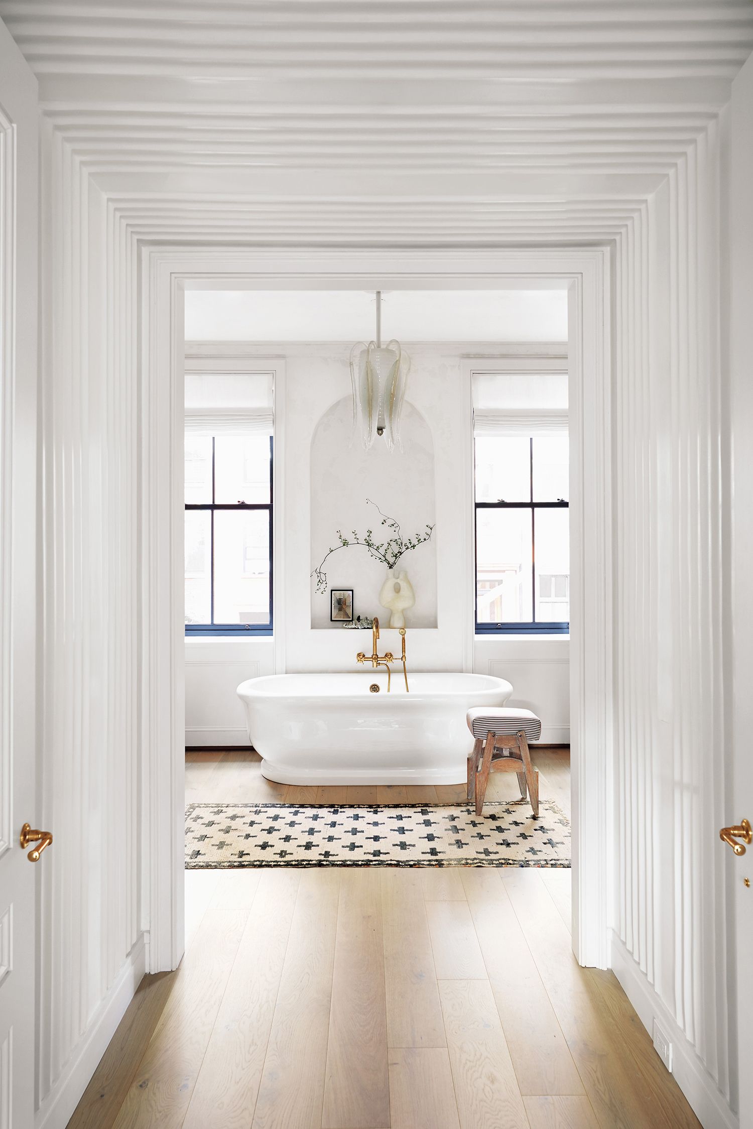 Image may contain Indoors Room Tub Bathroom and Bathtub