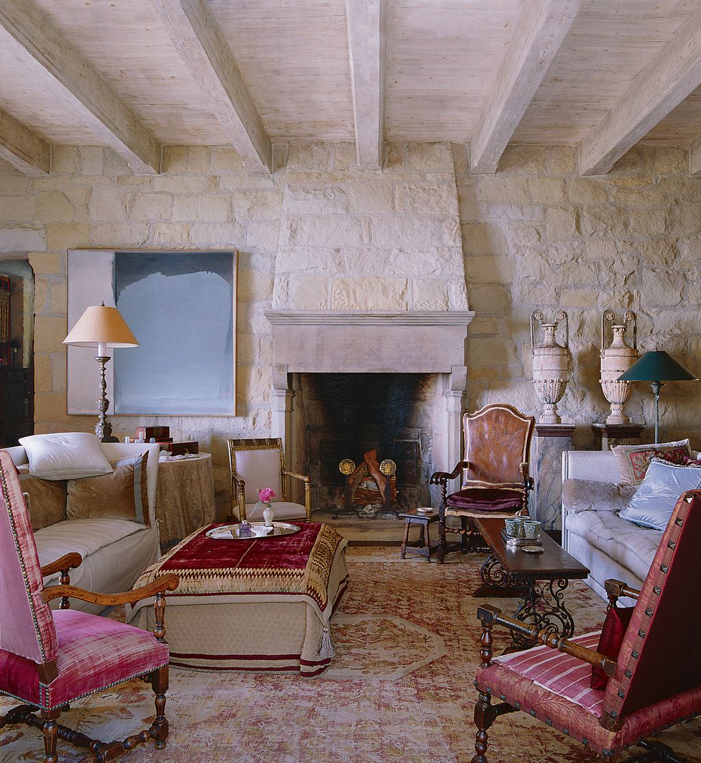 Two wooden neoclassical urns stand on plinths beside the drawingroom fireplace.
