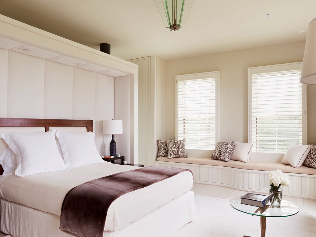The boarded walls in the main bedroom are an echo of local architecture.