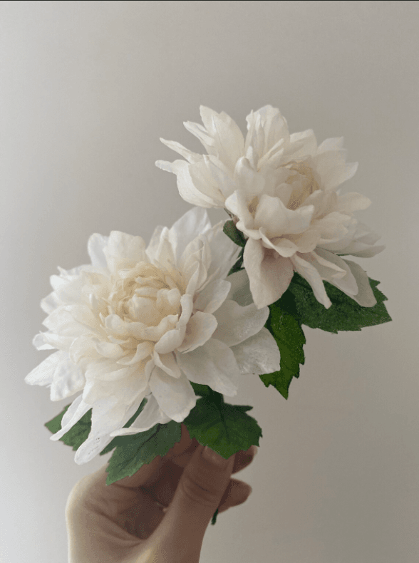 Wafer paper dahlia 20 from Jovial Sweet Garden on Etsy.  buttongroup Shop now