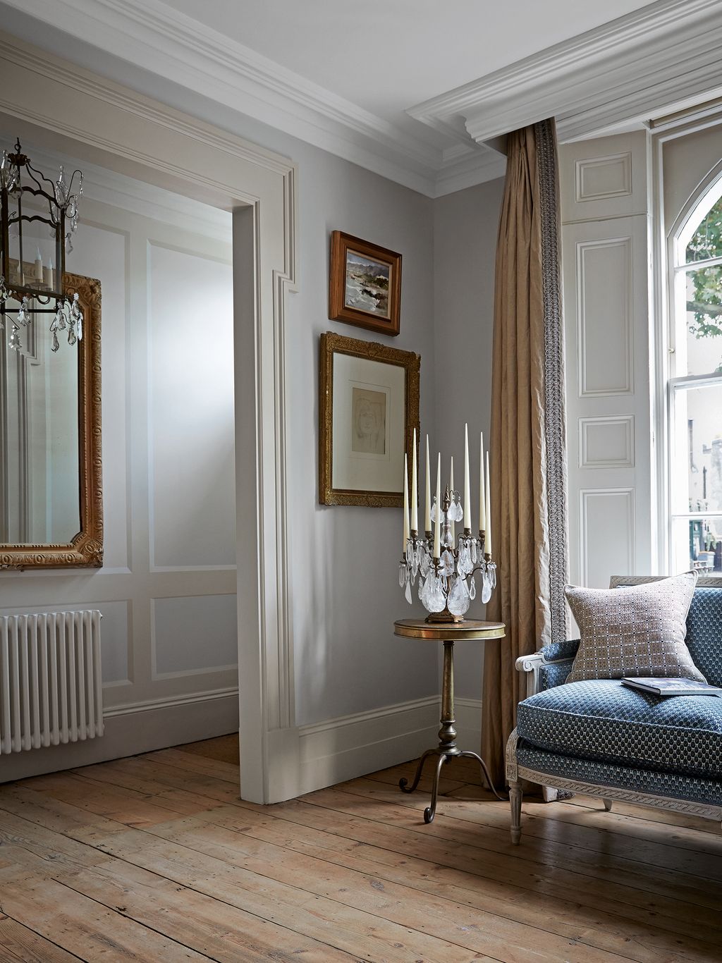 In the front part of the sitting room a wide archway replaces the original doorway to the entrance corridor but a short...