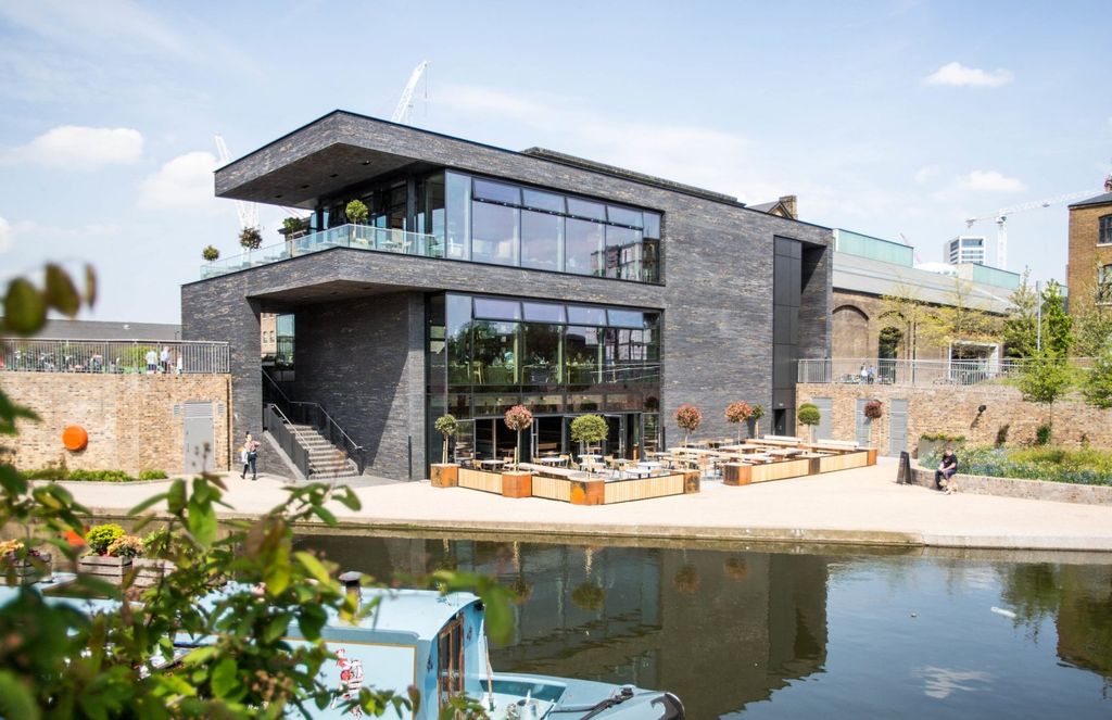 Outdoor drinking in London The Lighterman