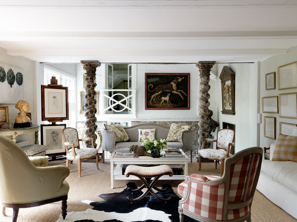 Lars Bolander removed the lower half of the original front wall and replaced it with two wood columns carved with vines...