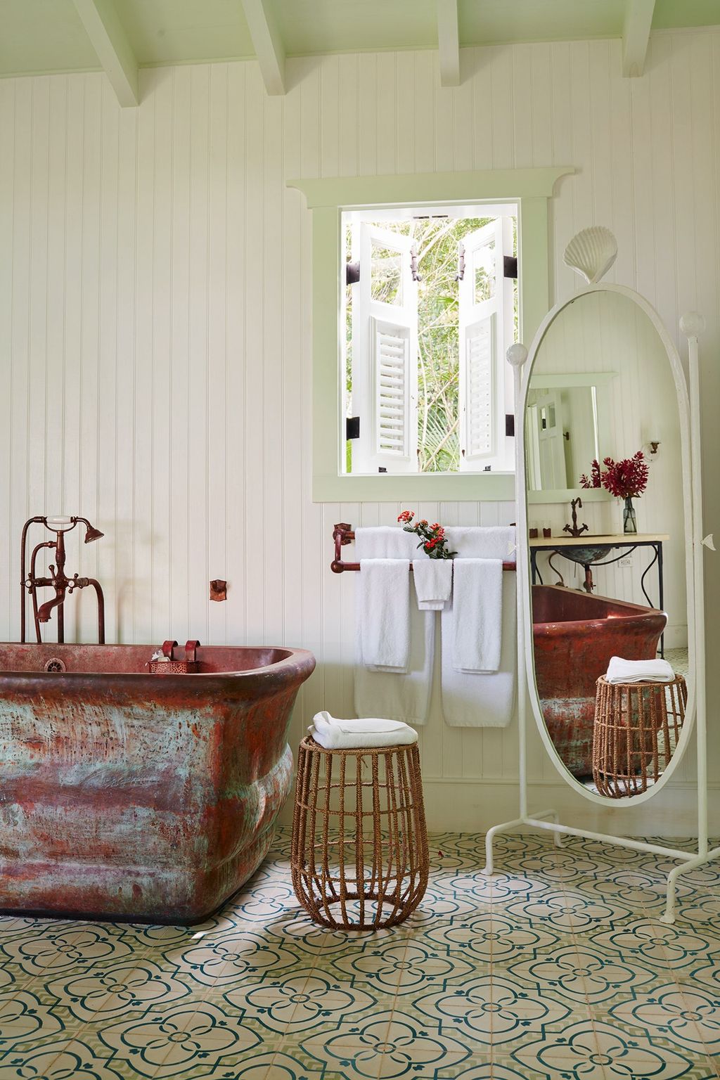 Image may contain Tub Bathtub Interior Design and Indoors