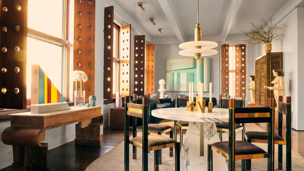 Located on the top floor of an erstwhile industrial building in the Flatiron District the loft speaks volumes about the...