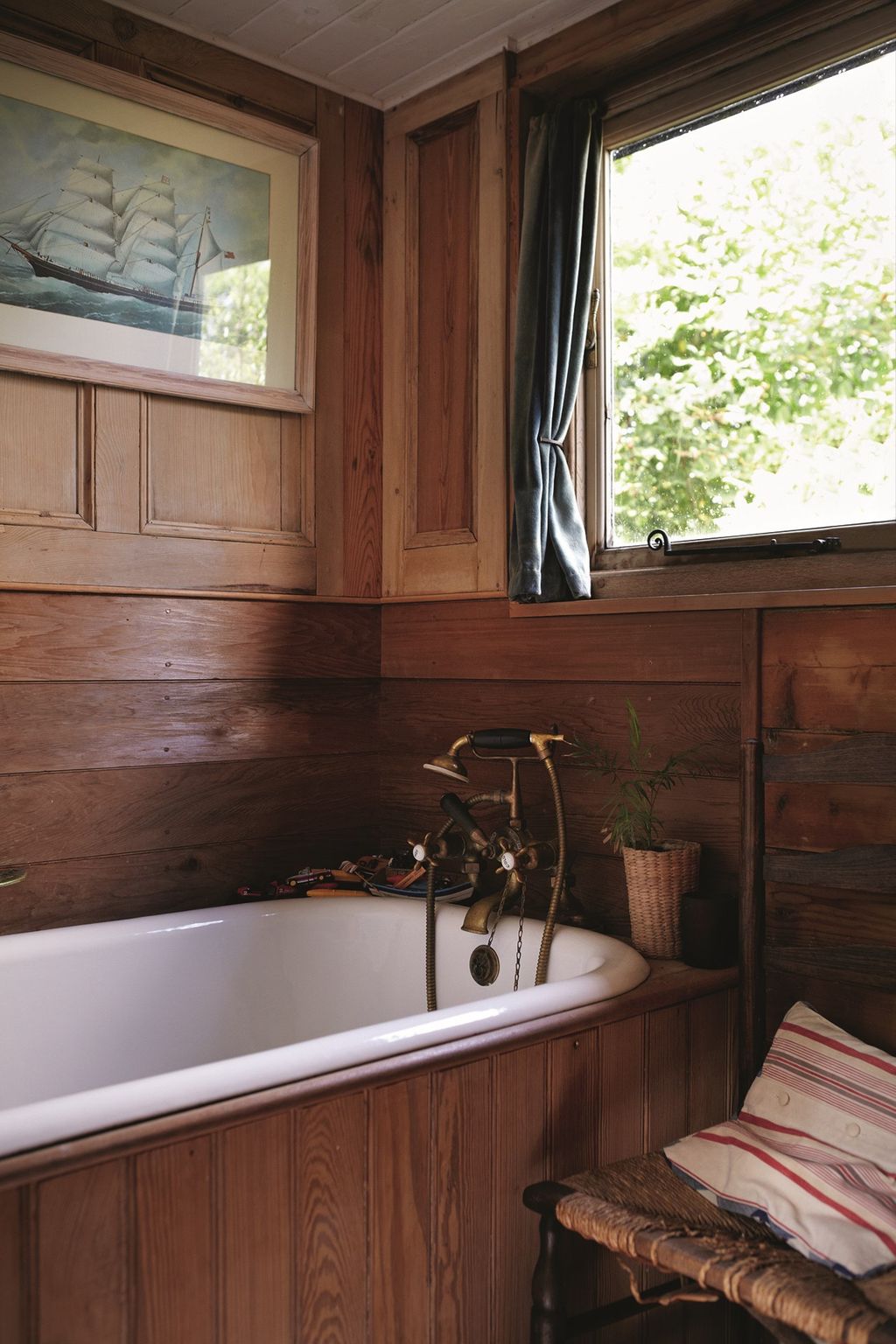 Image may contain Tub Bathtub Indoors and Room