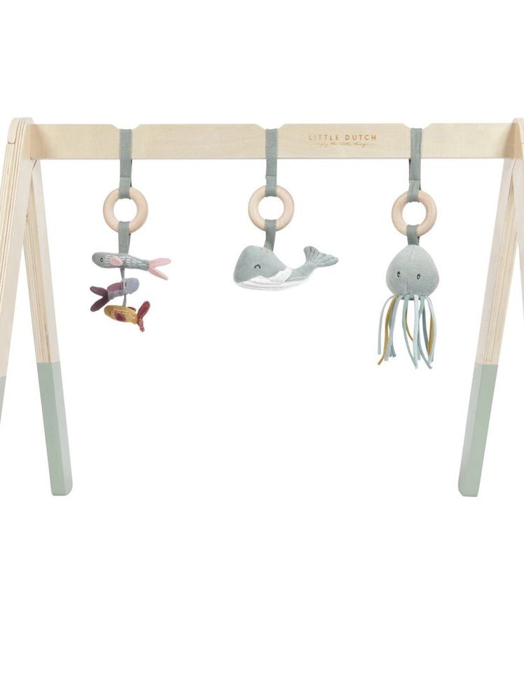 Image may contain: Bow