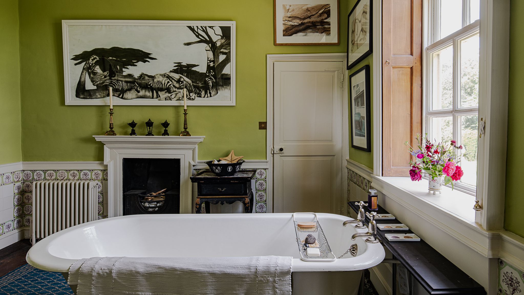 Image may contain Interior Design Indoors Tub Room and Bathtub