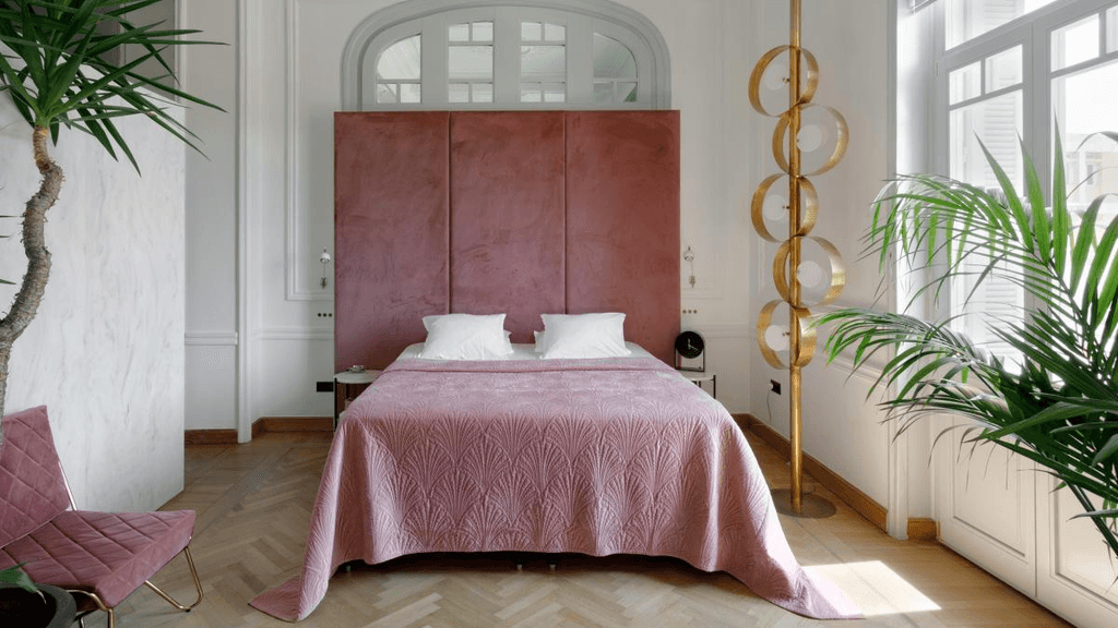 Image may contain Indoors Room Bedroom Furniture Bed Interior Design and Corner