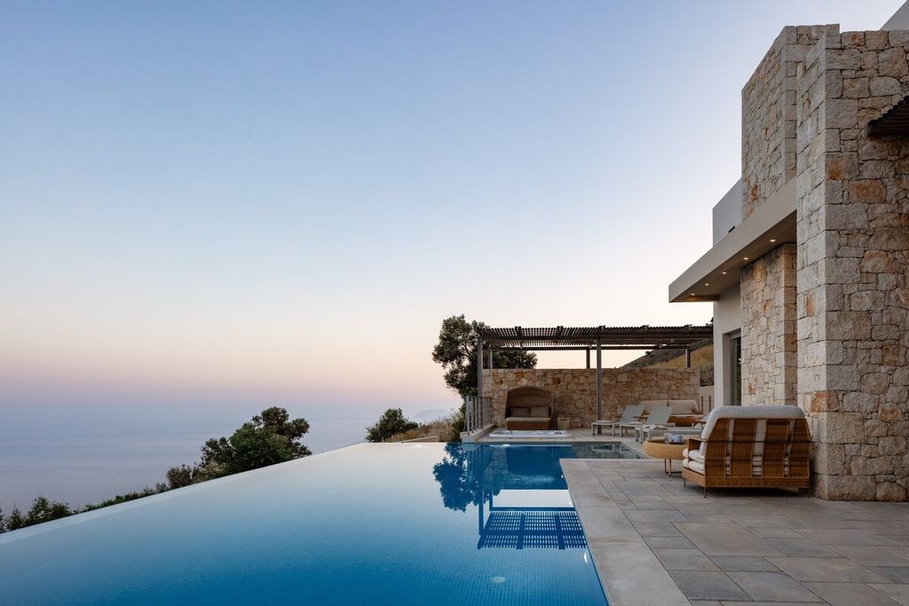 Image may contain Pool Water and Swimming Pool