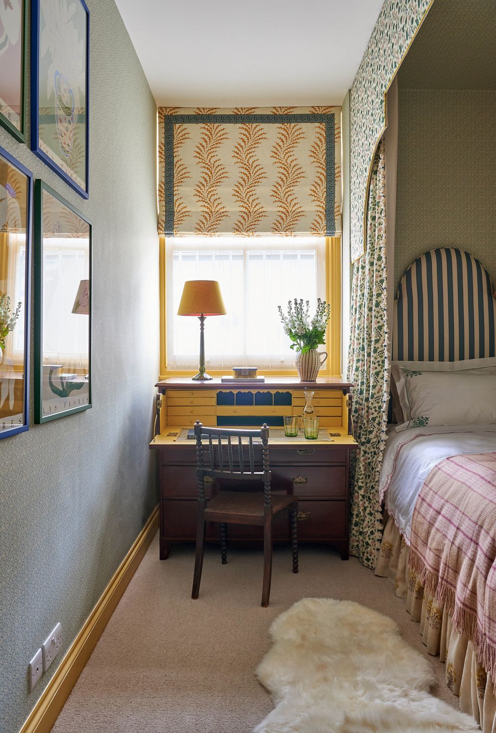 Indoors Room Bedroom Furniture Bed and Rug