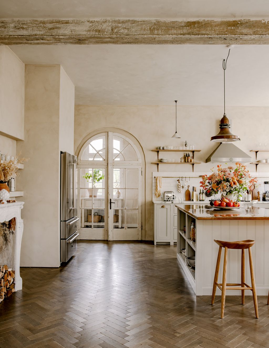 Laura and Noras kitchen is the showstopper in their house in the German countryside. The huge island has a warm copper...