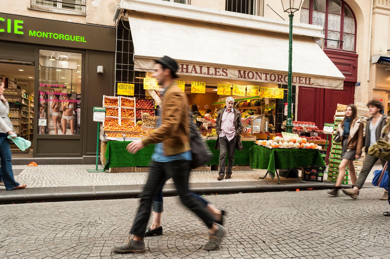 The always bustling Rue Montorgueil.