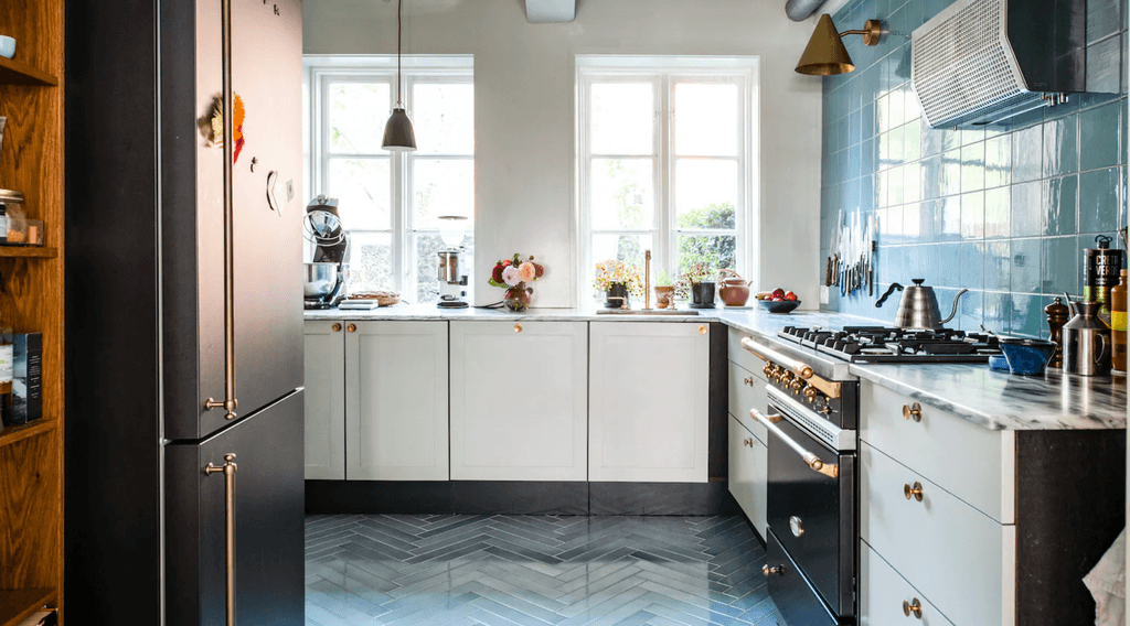 In a townhouse dating back to 1735 this flat is brimming with history. With a pastel colour palette based on the...