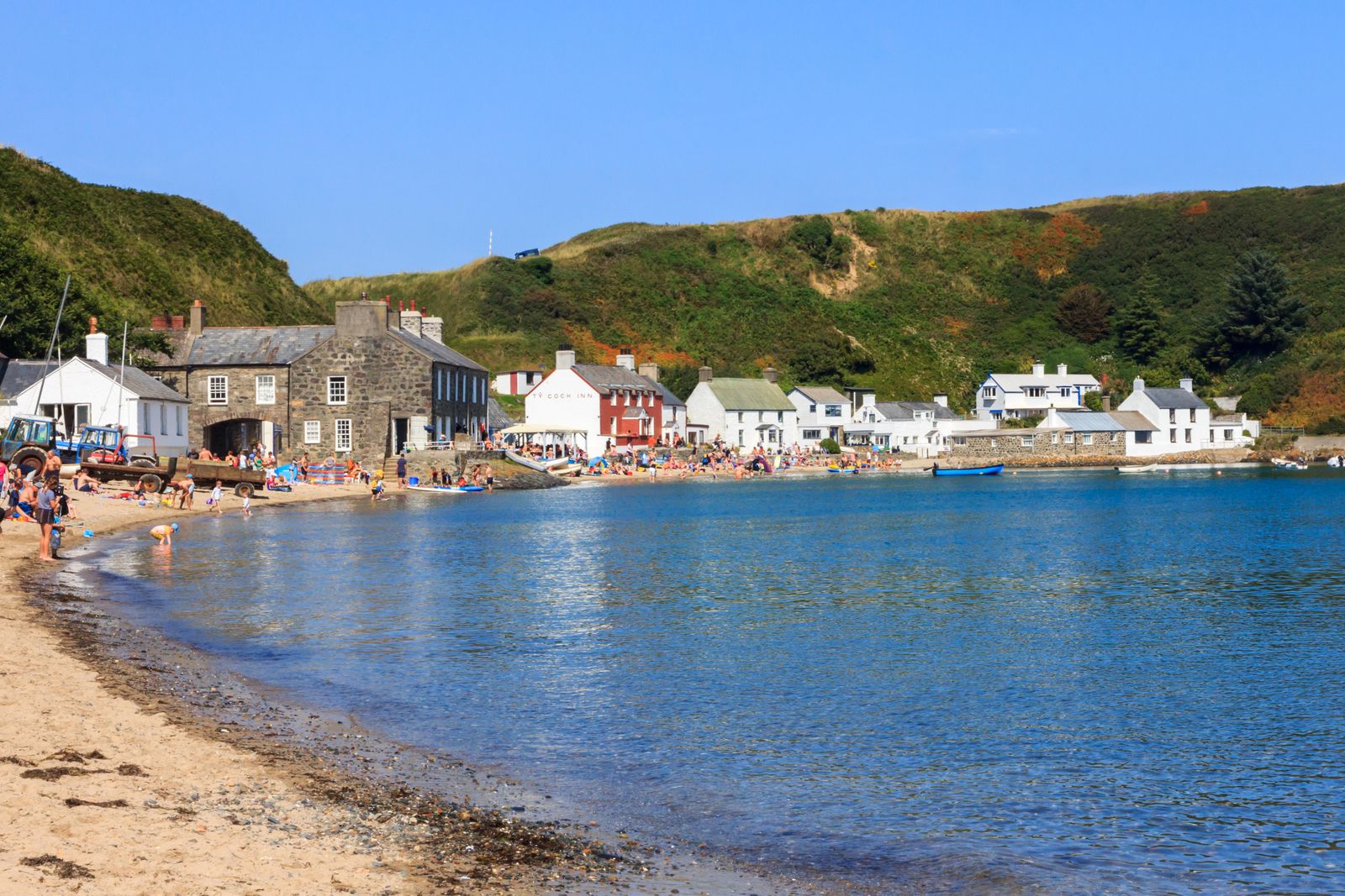 2ABBWN2 Nefyn Wales  August 18th 2015 People enjoying the sunny weather on the sandy beach. The town is situated on the...