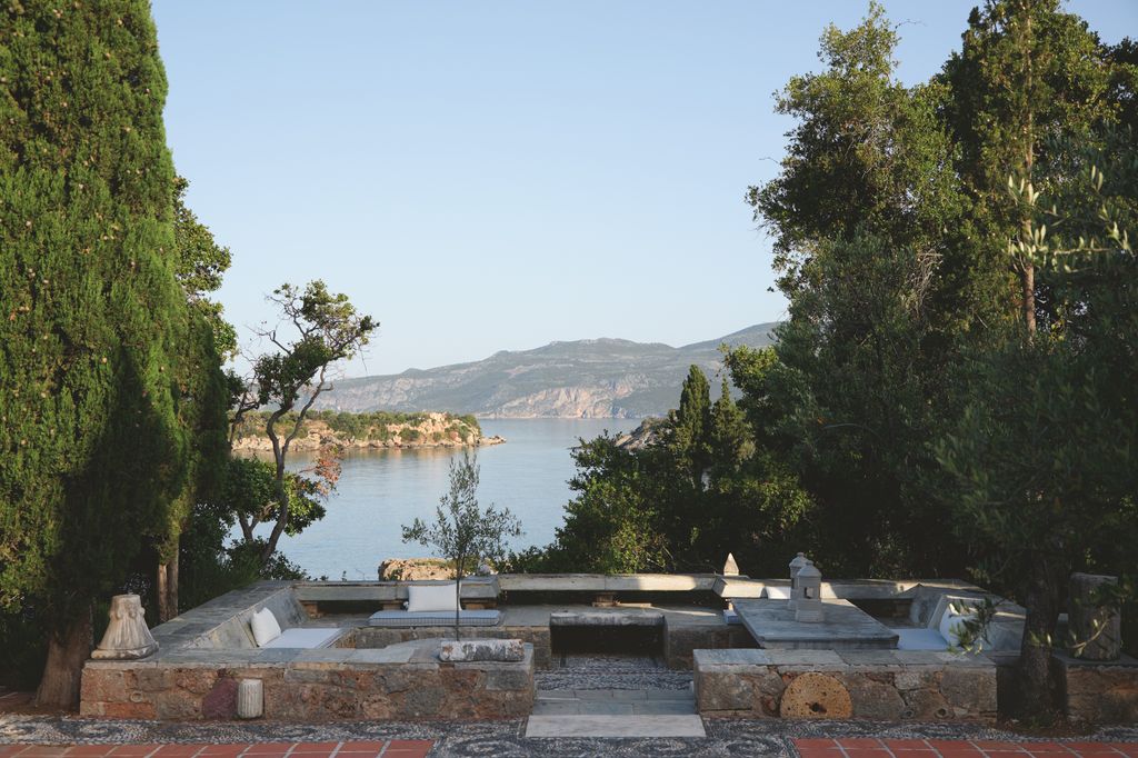 The large pebblepaved exedra serves as a living and dining space with ancient sculpture fragments as decoration. Leigh...