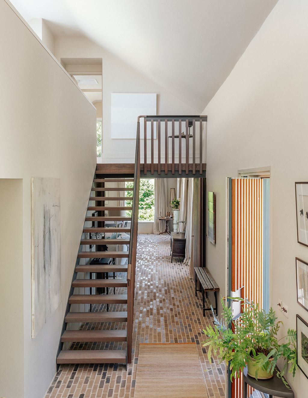 Designed by architect Jamie Campbell the oak staircase with open treads maximises the feeling of space and light.