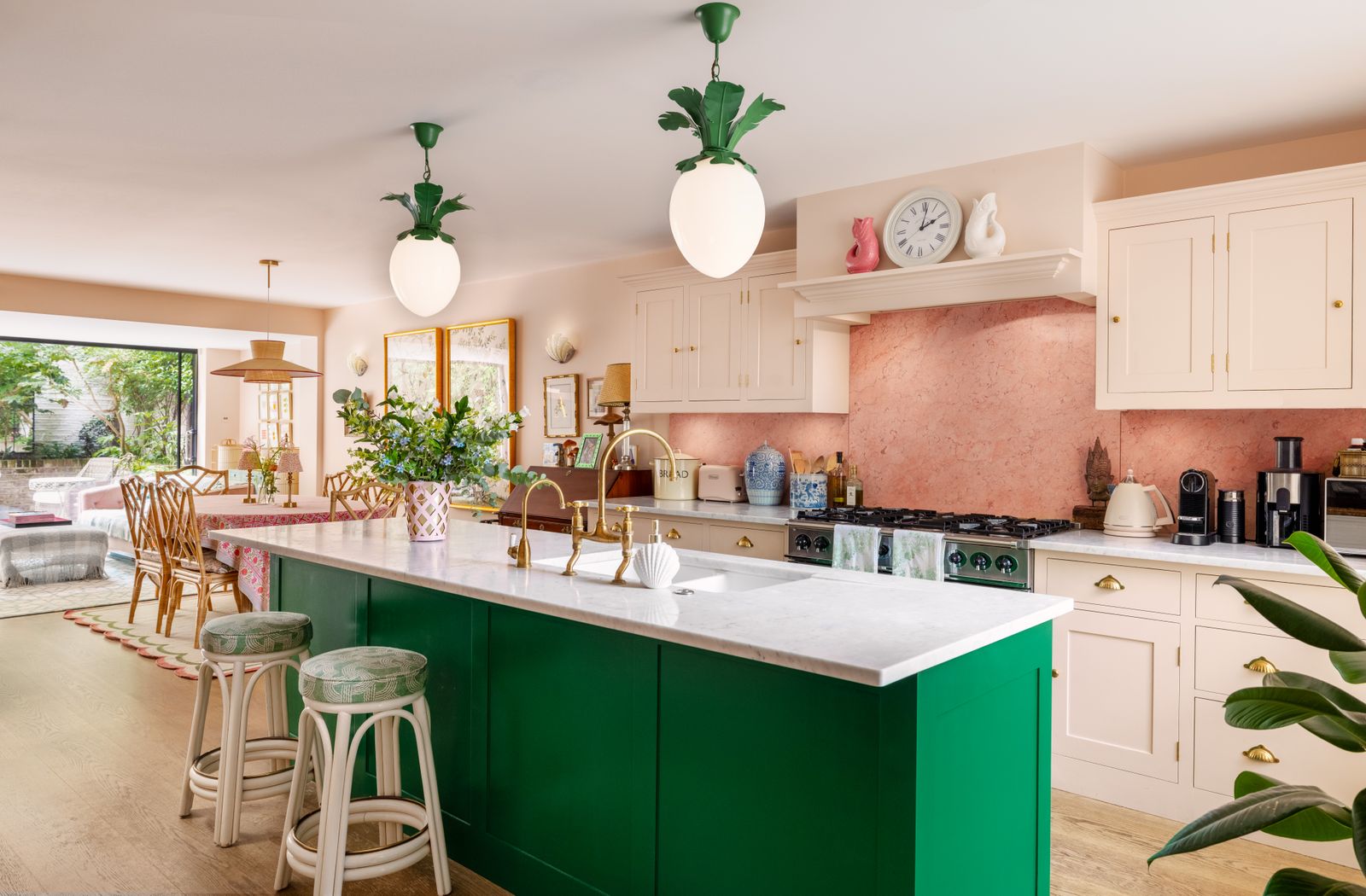 In the kitchen Alice has chosen a scheme of pink and green.