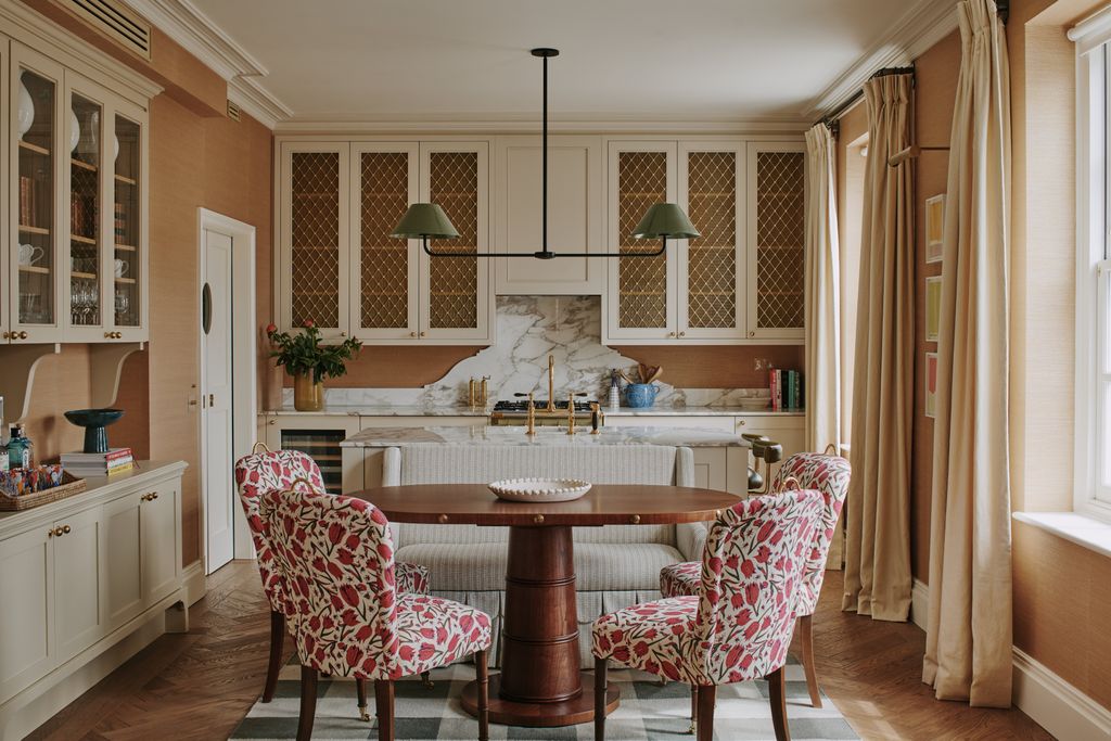 This top floor apartment in Mayfair exudes comfortable luxury whilst being a masterclass in elegant skilful layering....