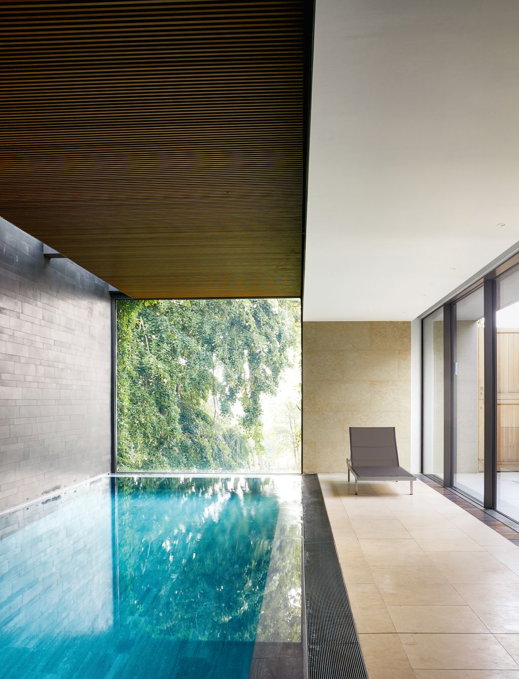 Lined in porcelain with an oriental basalt wall its sleek look is enhanced by a ‘Mystral lounger from Tribù.