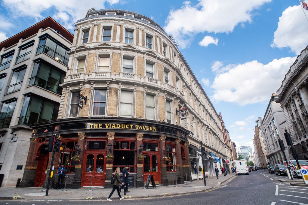If youre in a tight spot with the law the presence of this cosy Victorian pub just across from the Old Bailey will be...