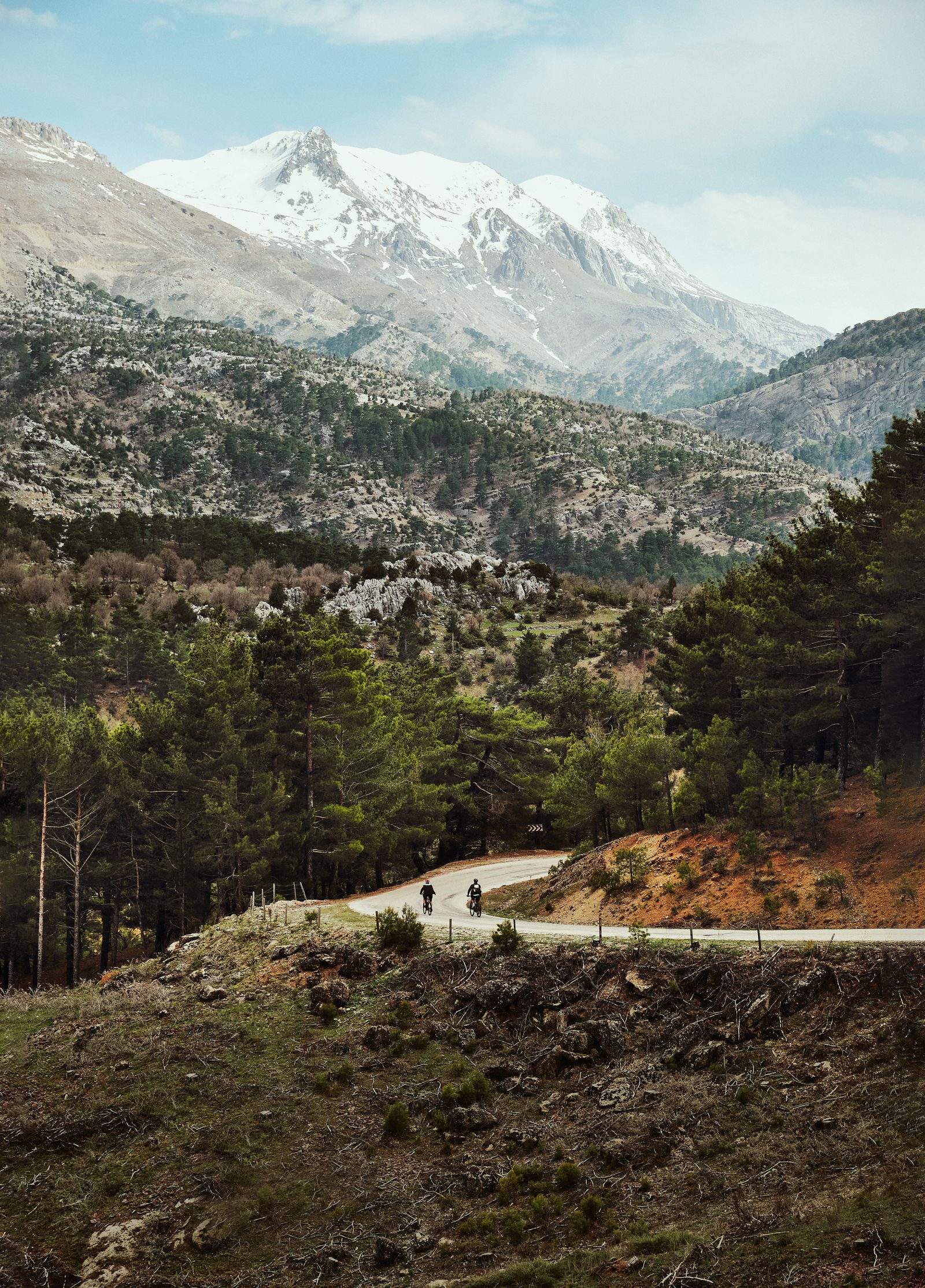 The winding descent towards Kesme