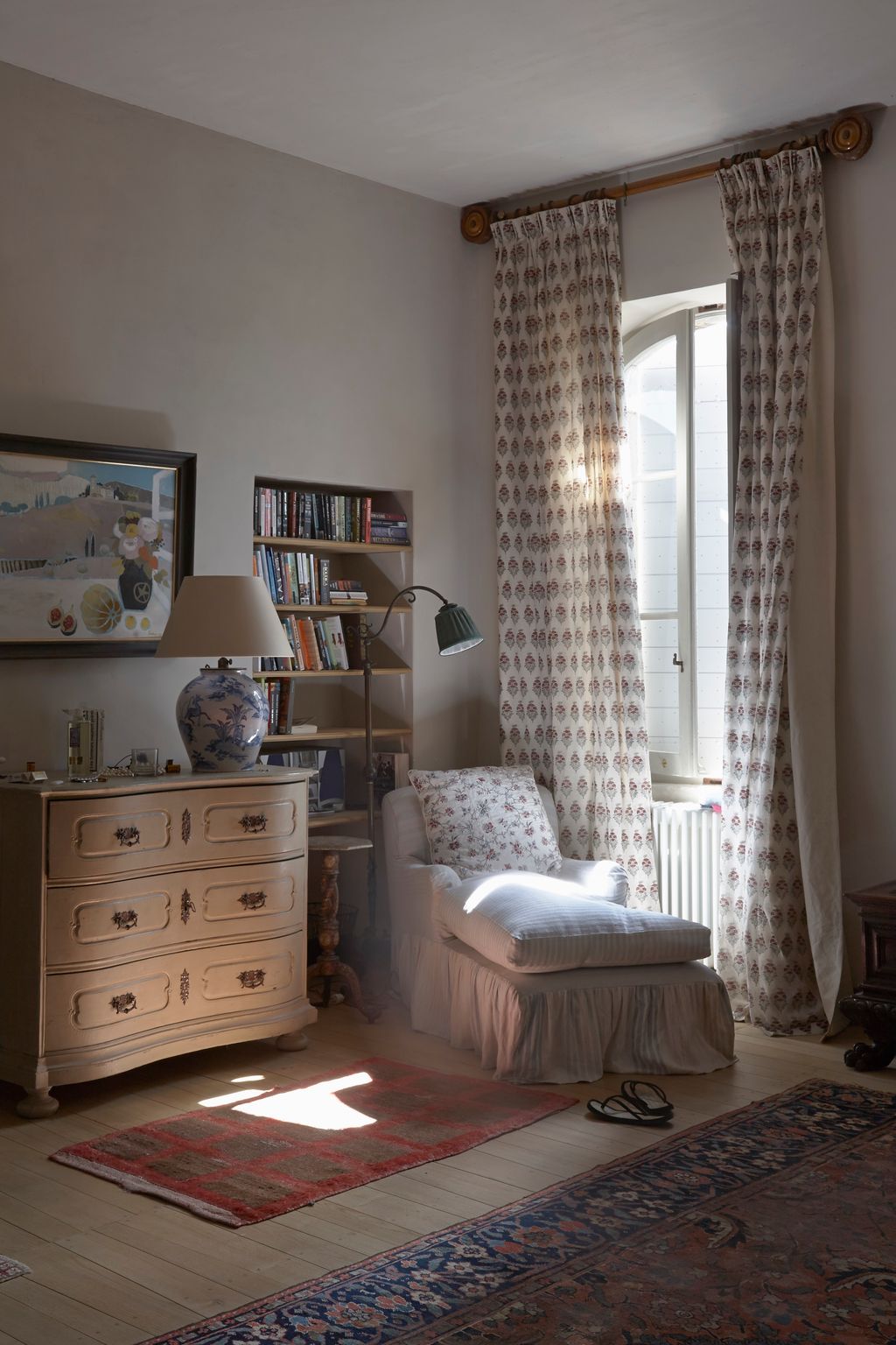 The curtains in the same room were made in Robert Kime's ‘Field Poppy.