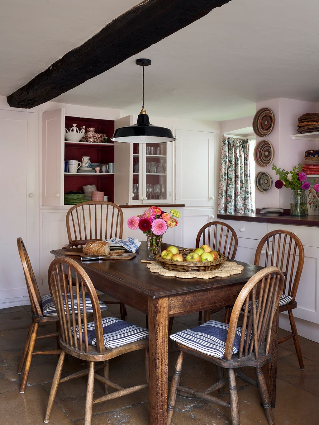 This pretty kitchen has some lovely details from the crockery and glass cupboard interior painted in Farrow Ball's...