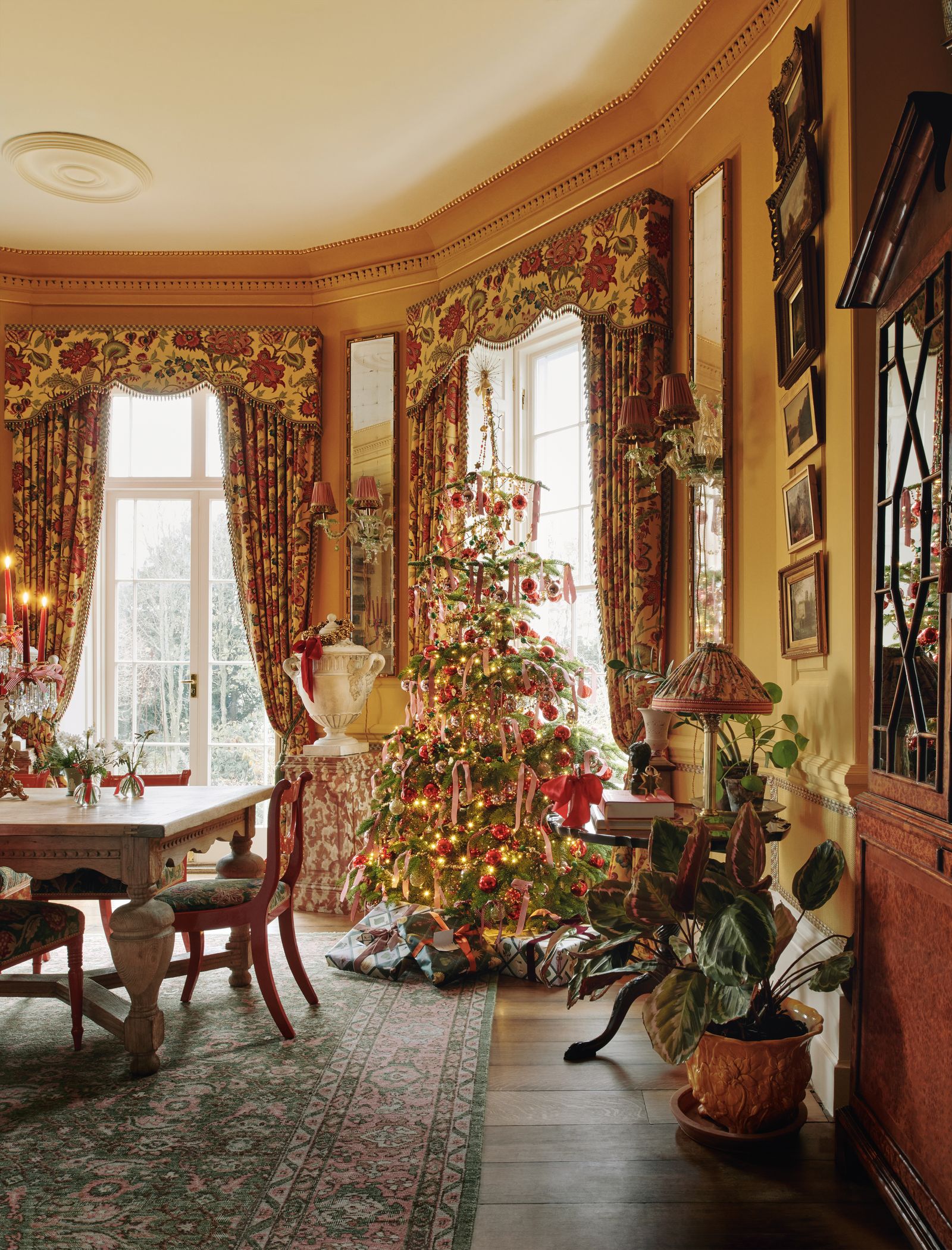 Martin Brudnizkis 17thcentury Sussex flat in all its Christmas glory.