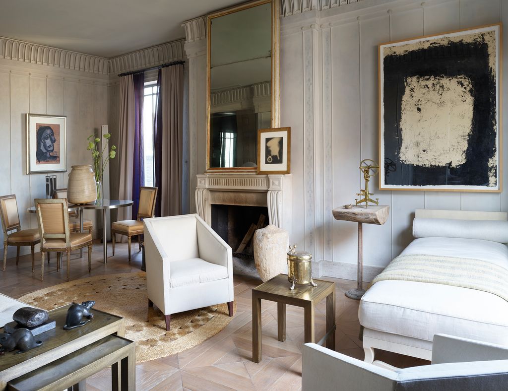 Stephen Sills' tiny elegant New York apartment has been the canvas on which his singular style has been allowed to...