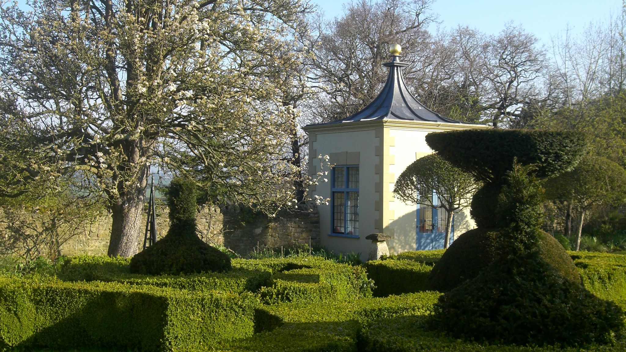 Image may contain: Grass, Plant, Fence, Hedge, Architecture, Building, House, Housing, Villa, Vegetation, Garden, and Nature