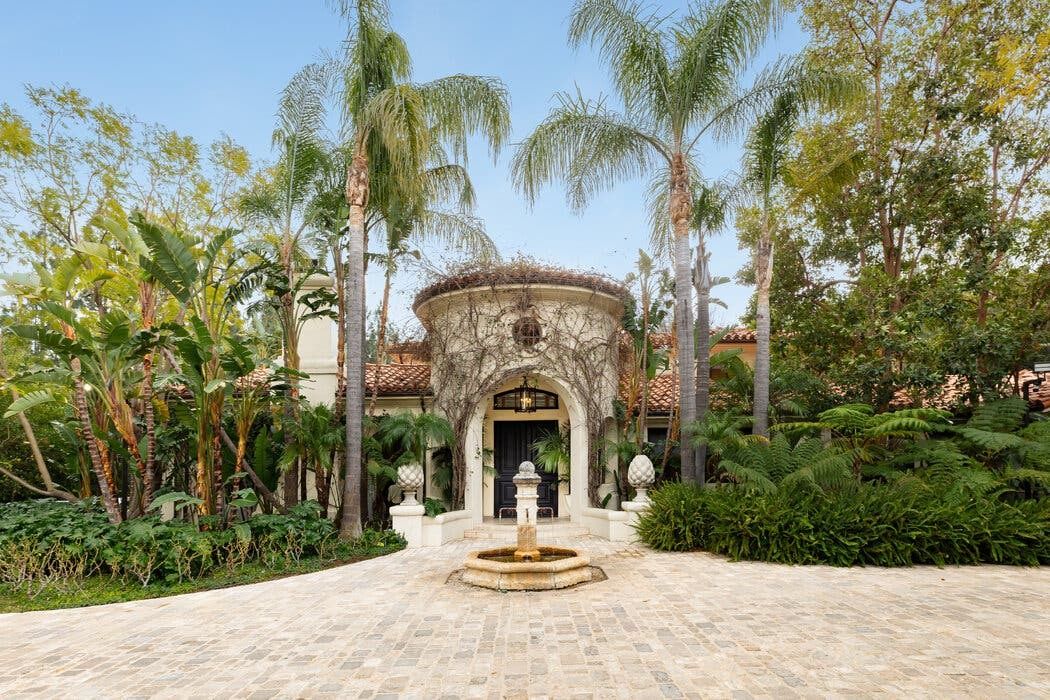 Image may contain Architecture Building House Housing Villa Hacienda Outdoors Plant Vegetation Garden and Nature