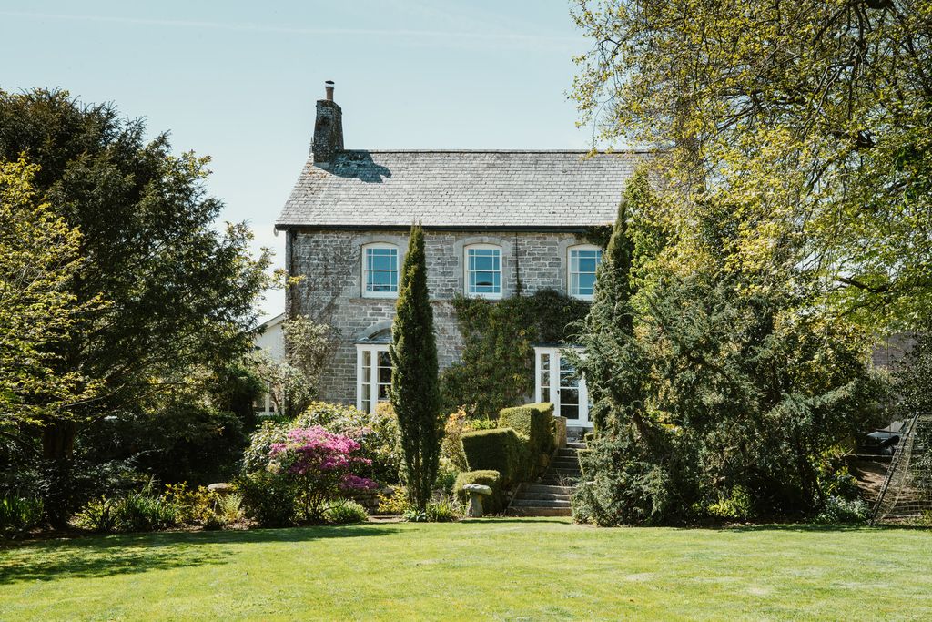 Image may contain Architecture Building Cottage House Housing Manor Grass and Plant