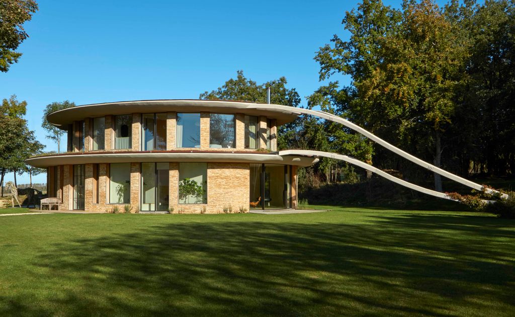 A view of the ‘stalks at the back of the leaf shape.