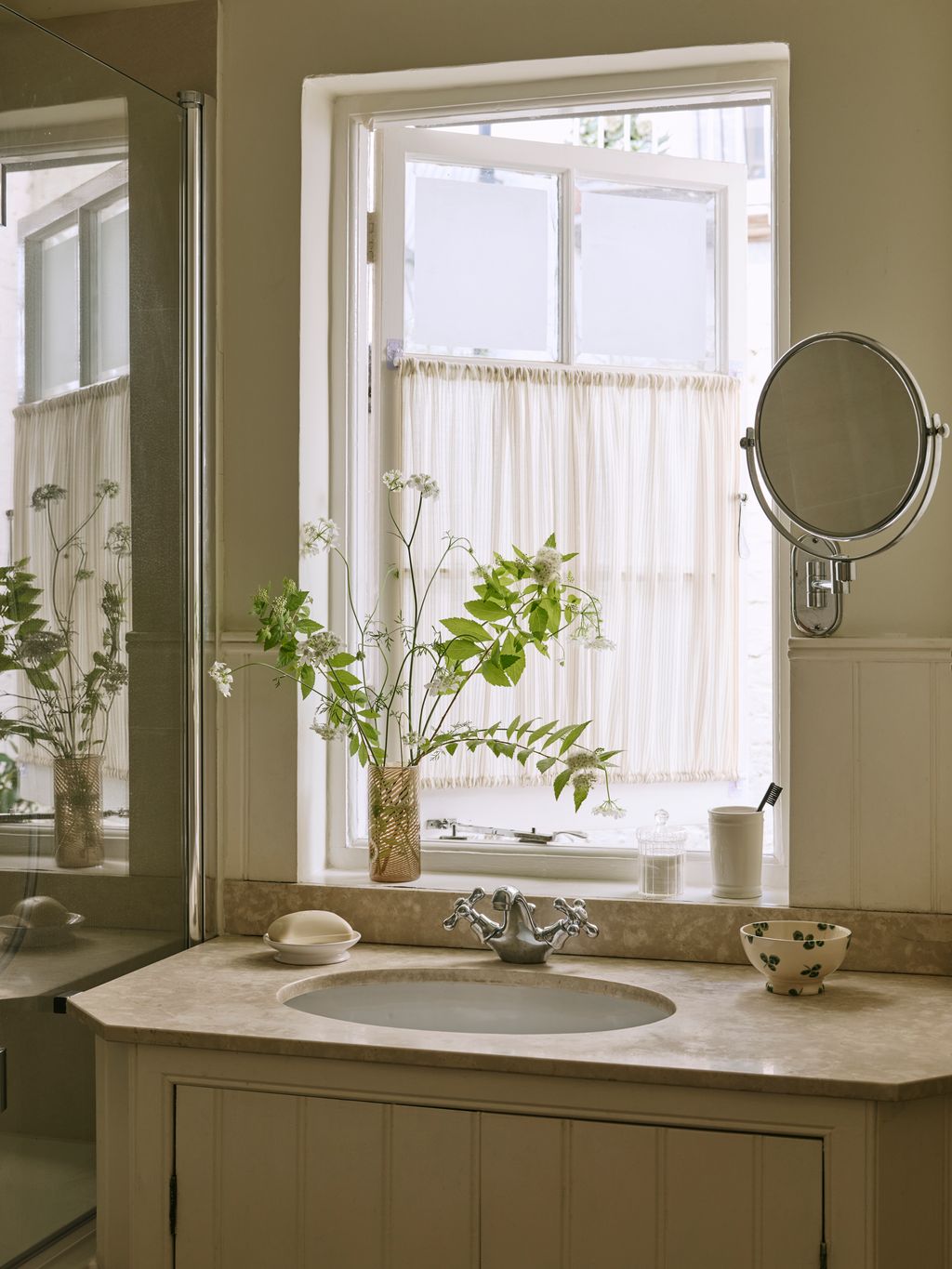 In the loo the caf curtain is a Rose Tarlow sheer called ‘Shoji. The vintage clover bowl was picked up at a flea market...