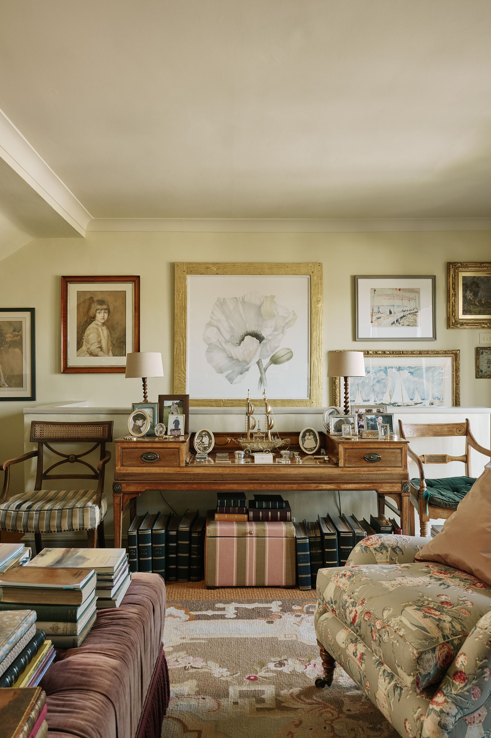 The picture on the wall is by Sergei Bender.