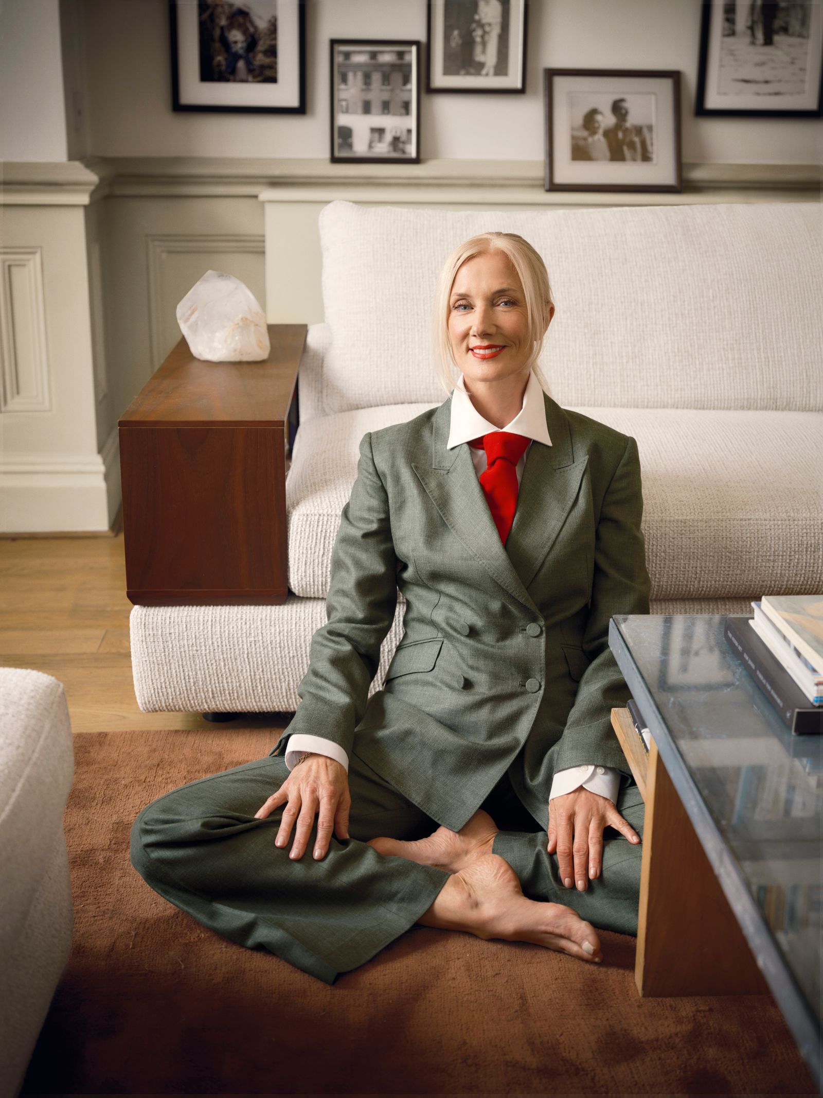 tour Downton Abbey star Joely Richardsons glamorous London flat. Joely Richardson in a suit sat on the floor of her...