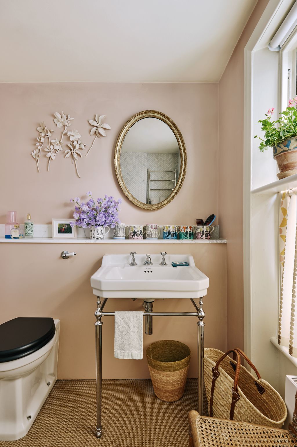 In the bathroom Kaori Tatebayashis ceramic flowers and vintage mugs by Eric Ravilious add decorative details.