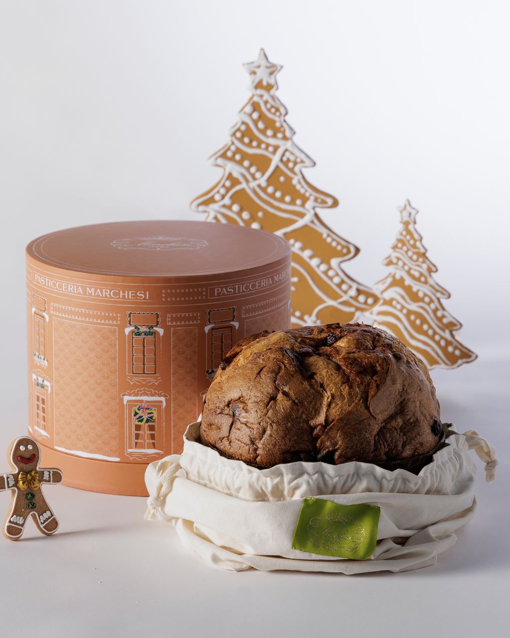 Panettone con scatola e alberi