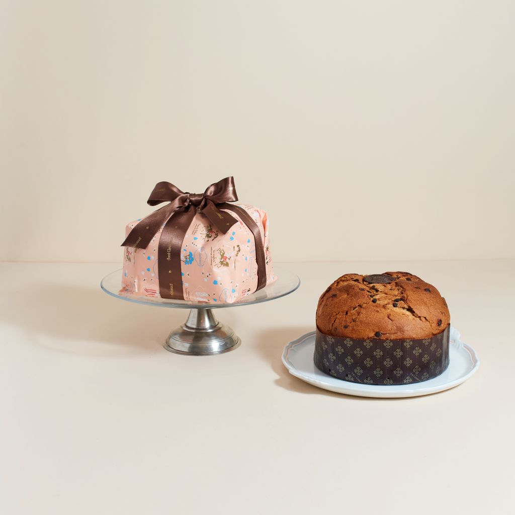 Panettone su alzatine e su piatto